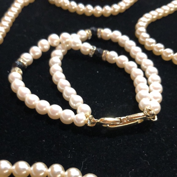 🔥Closet Clear Out🔥 Faux Pearls Necklace & Bracelet Set - Picture 4 of 11